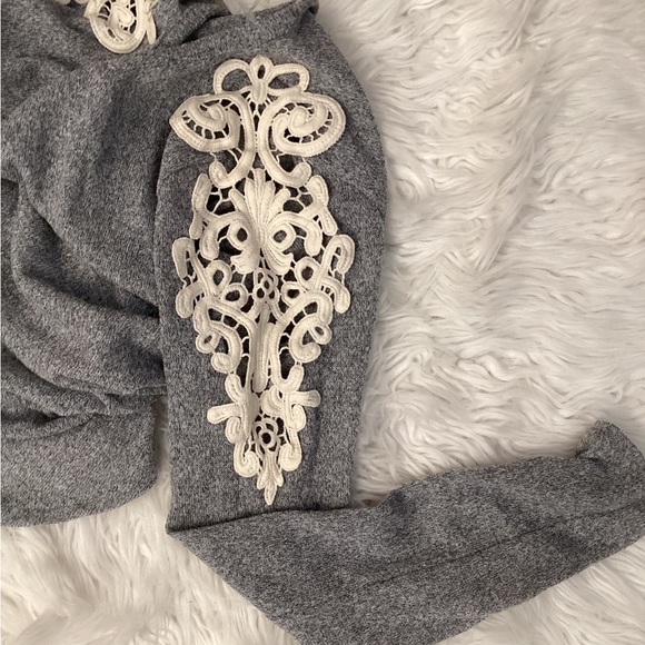 VANILLA BAY LACE SHOULDER RUFFLE BOTTOM TRIM TOP - Picture 2 of 6